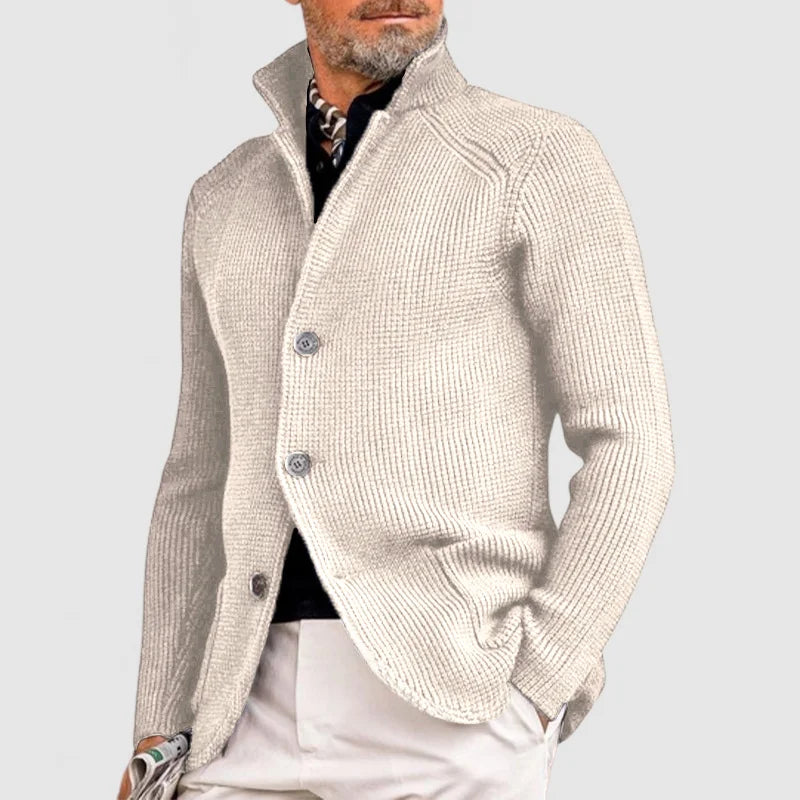 Chaqueta de punto versátil para hombre con solapas, adecuada para estilos casuales y formales en invierno.