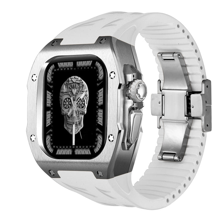 Primer plano de la hebilla de la correa de fluorocaucho y la funda de titanio del Smartwatch Ultra.