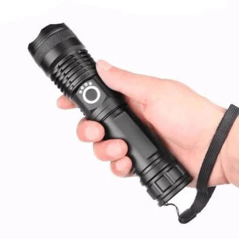 Linterna LED XHP50.2 recargable, potente y compacta para llevar a camping, senderismo y exterior.