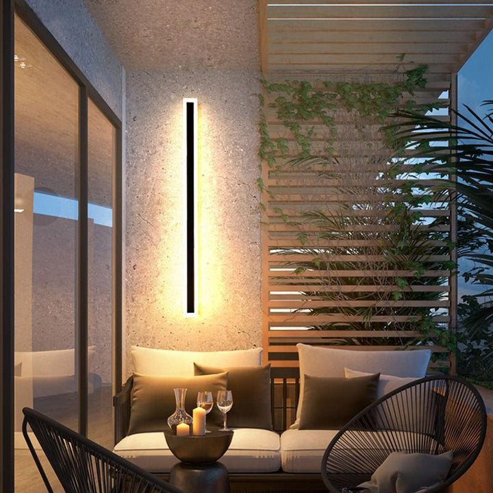 Luz LED lineal moderna para iluminación de pasillos exteriores y entradas residenciales.