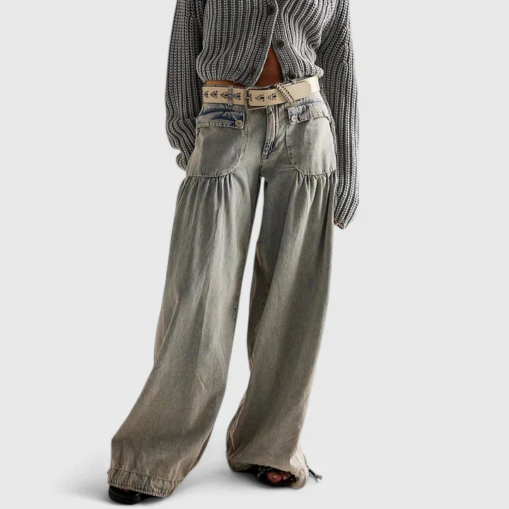 Primer plano de los bolsillos anchos y delicados pliegues en el pantalón bohemio de mujer, mostrando calidad.
