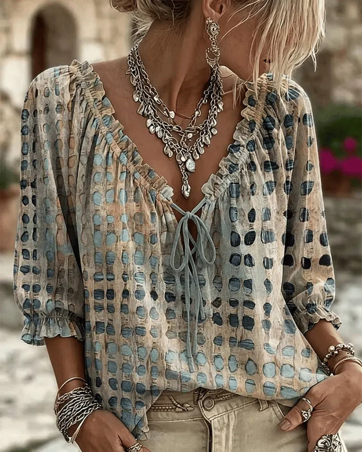Blusa de lunares de moda para mujer. Escote V, manga 3/4, corte holgado y tejido ligero, chic y casual.