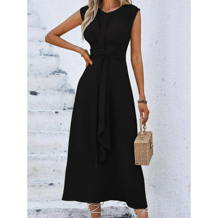 Vestido casual fluido para mujer, largo, sin mangas y con detalles drapeados.