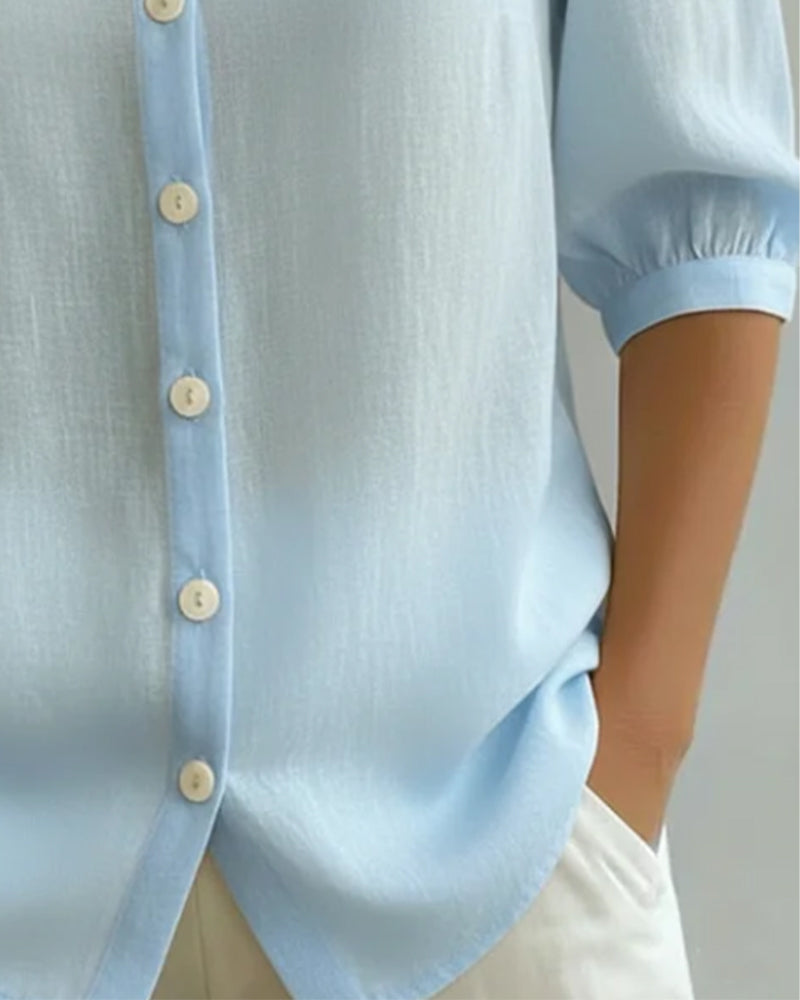 Detalle de manga fluida de camisa mujer. Estilo casual chic ideal para primavera y verano. Moda femenina.