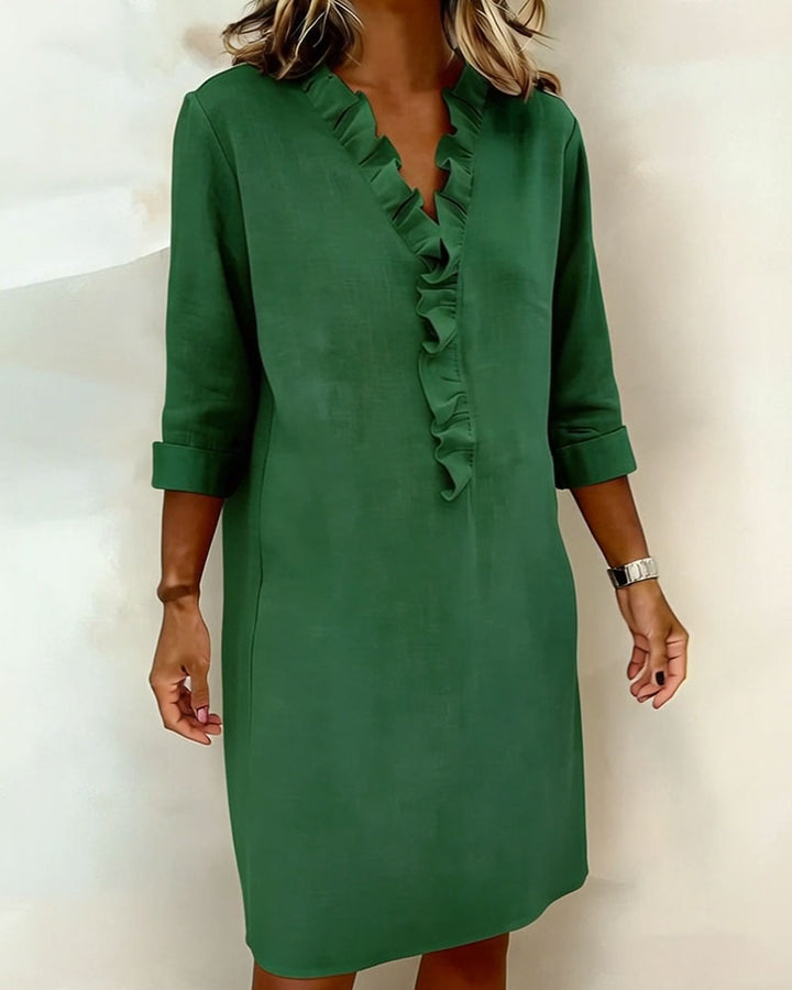 Elegante vestido de primavera-verano. Escote V, volantes, cómodo para la mujer moderna. Vestido de día.
