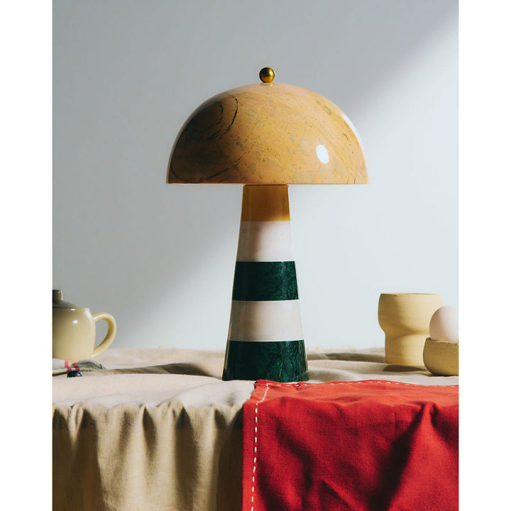 Lámpara de mesa de mármol con diseño orgánico veteado, iluminación moderna para el hogar.