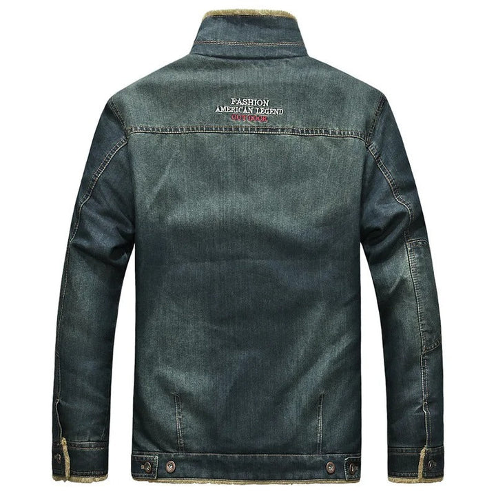 Ropa de abrigo de invierno para hombre, chaqueta versátil para moda urbana. Confort y estilo masculino.