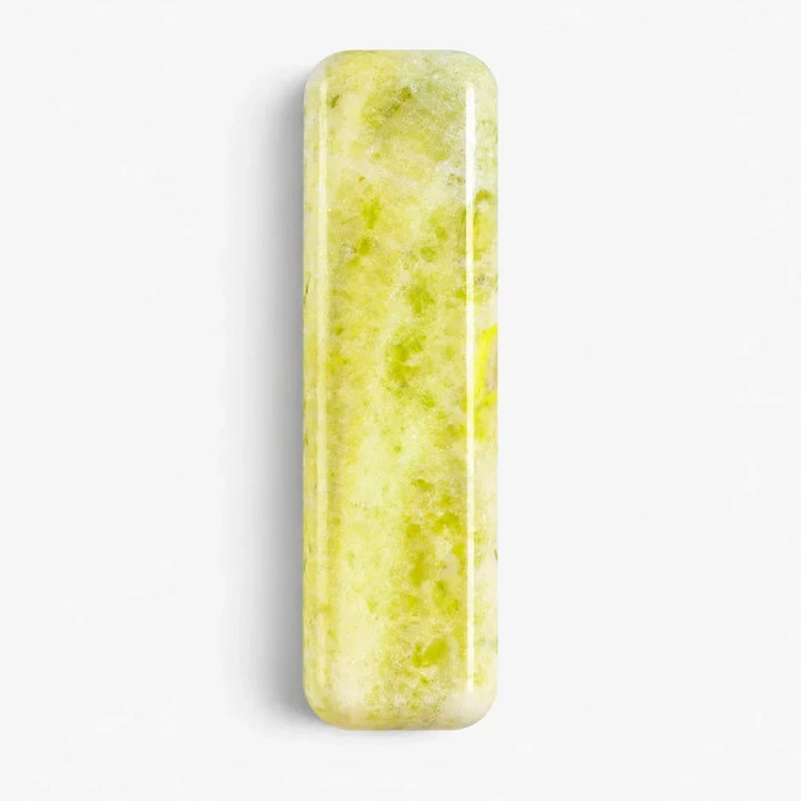 Lámpara de pared de mármol verde irlandés. Pieza de iluminación moderna y lujosa para diseño interior y decoración.