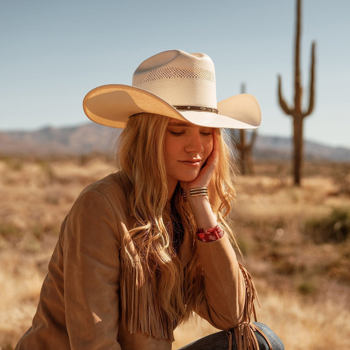 Sombrero de paja natural para hombre, protección solar y estilo cowboy auténtico.