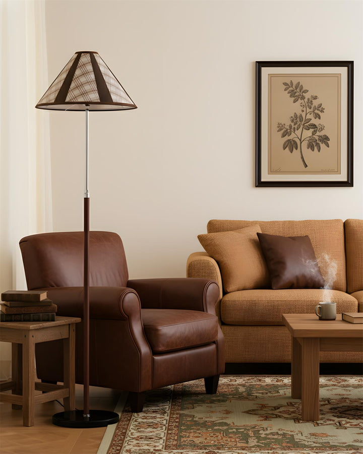 Moderna lámpara de pie con silueta delgada y distintivo patrón a cuadros. Perfecta luz ambiente para el salón.