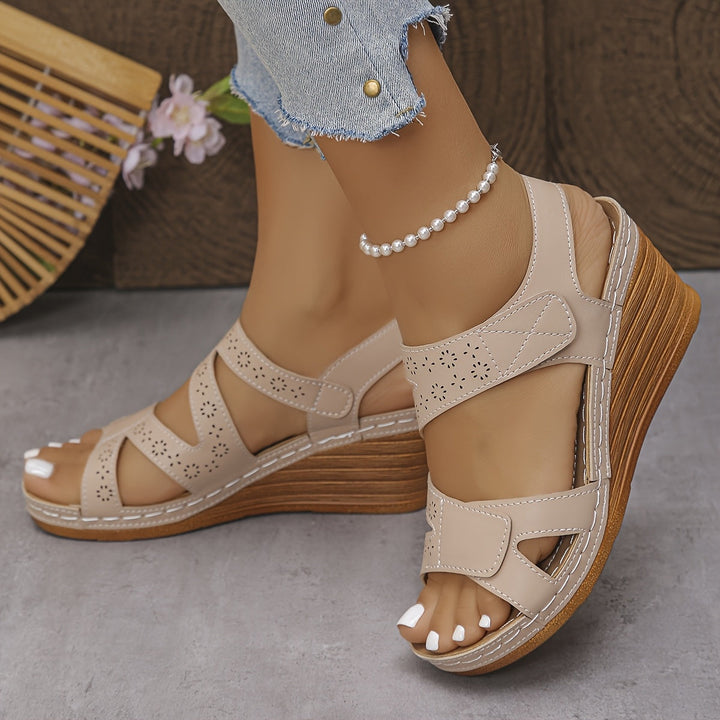 Sandalias planas de mujer con diseño ergonómico y tiras ajustables. Confort ortopédico duradero.