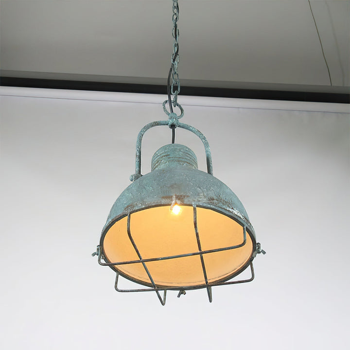 Ambiente costero con lámpara colgante de hierro, cúpula rústica y estilo farmhouse.