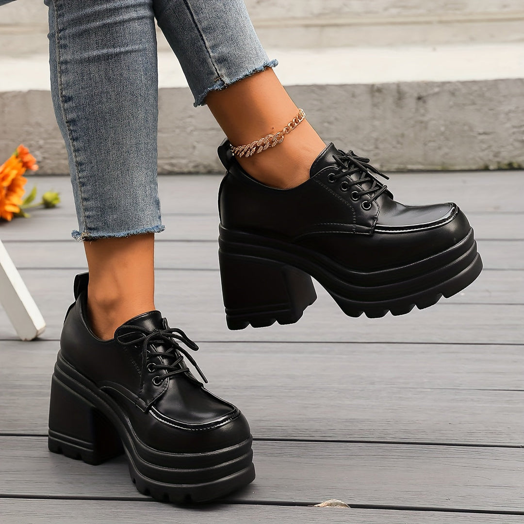 Zapatos chunky de plataforma para mujer. Tacón ancho, calzado retro cómodo y en tendencia para invierno.