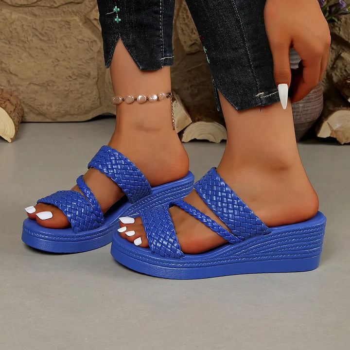 Sandalias de plataforma robustas para mujer, proporcionando estabilidad y estilo en cada paso.