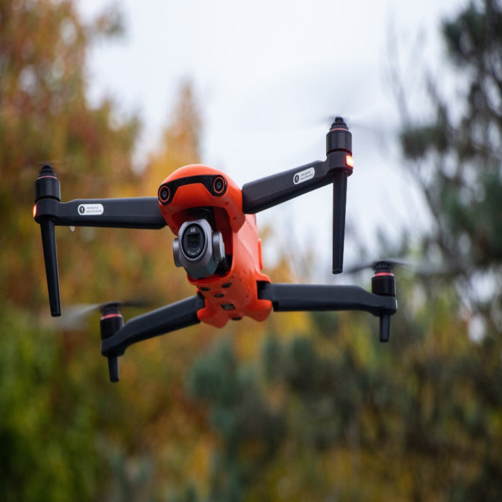 Drone 4K UHD profesional con cámara dual, ideal para fotografía y video aéreo de alta calidad.