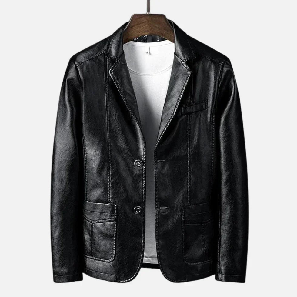 Hombre vistiendo chaqueta retro elegante. Abrigo versátil de moda masculina, ideal para un estilo casual-formal y cómodo.