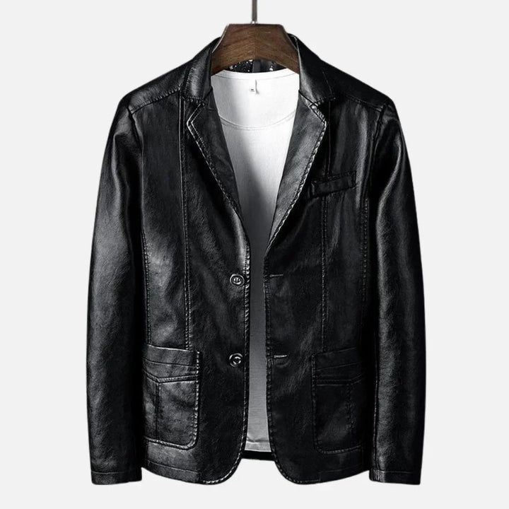 Hombre vistiendo chaqueta retro elegante. Abrigo versátil de moda masculina, ideal para un estilo casual-formal y cómodo.