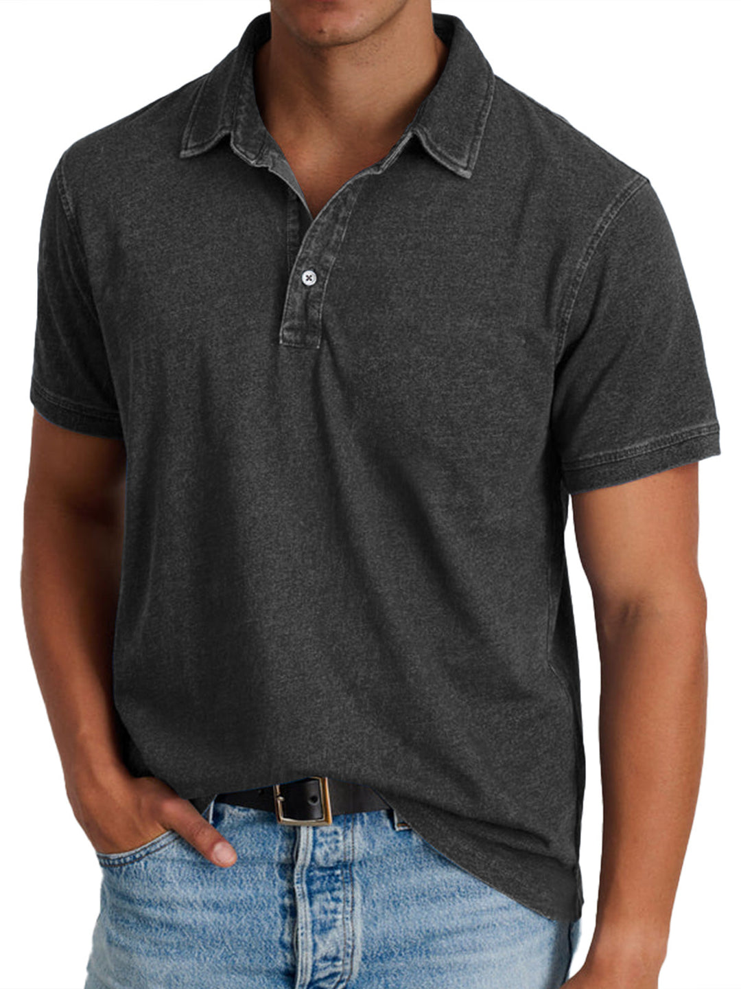 Camisa polo de caballero a rayas finas, estilo clásico para un look casual y versátil.