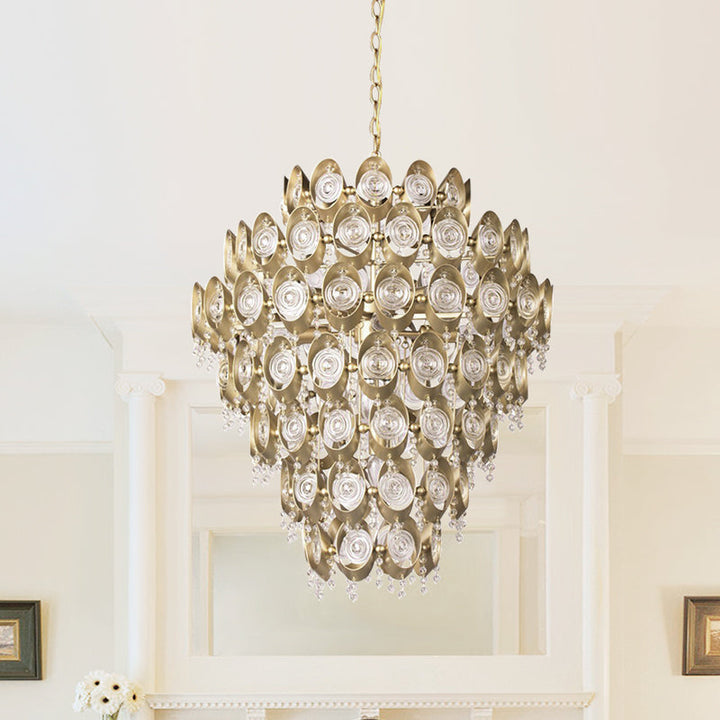 Candelabro de lujo con cristal antiguo y detalles de latón, perfecto para iluminación de techo elegante en el hogar.
