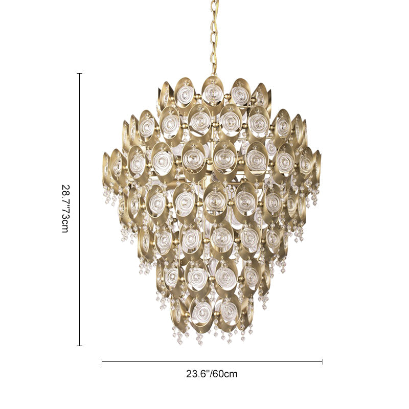 Candelabro de techo de cristal facetado y latón envejecido, diseño de lujo antiguo para iluminación y decoración elegante.