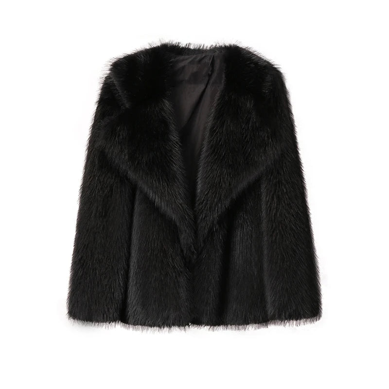 Abrigo de mujer, color gris. Elegante y cálido para invierno. Ropa de abrigo.