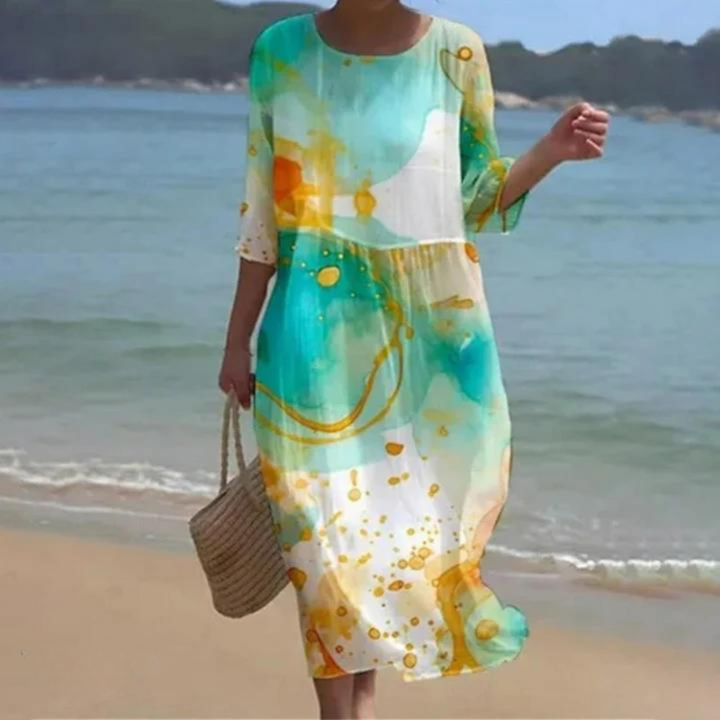 Mujer vistiendo vestido holgado de verano, cuello redondo. Moda casual y fluida para el día a día.