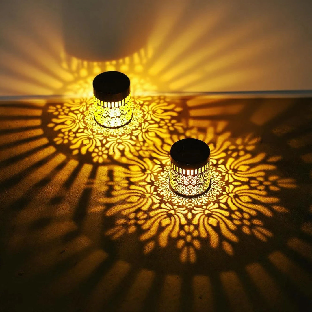 Luz de pared solar de hierro forjado con diseño floral de peonías. Decoración exterior para patio y terraza.