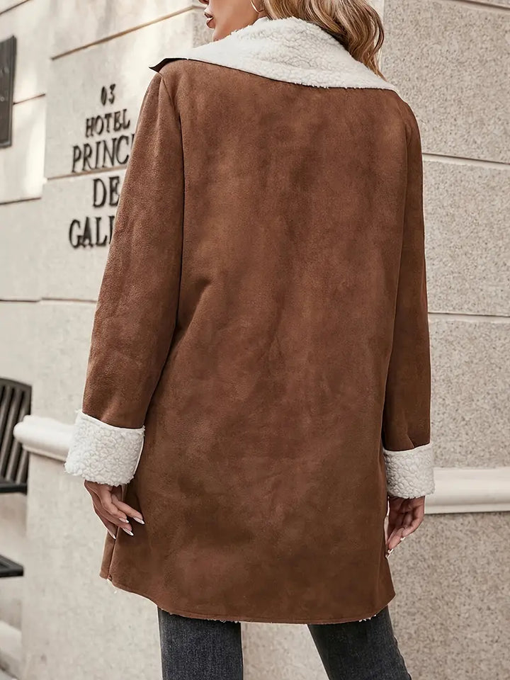 Abrigo de mujer marrón con cierre de botones, estilo clásico y elegante, ideal para vestir en otoño e invierno.