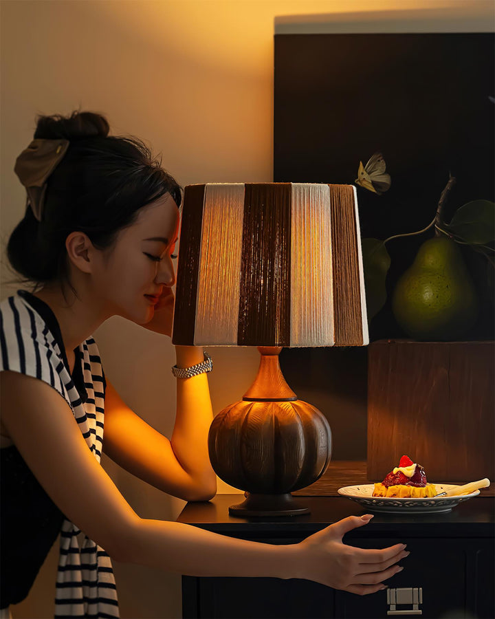 Iluminación decorativa: lámpara de mesa de diseño moderno con rayas y base de madera maciza.