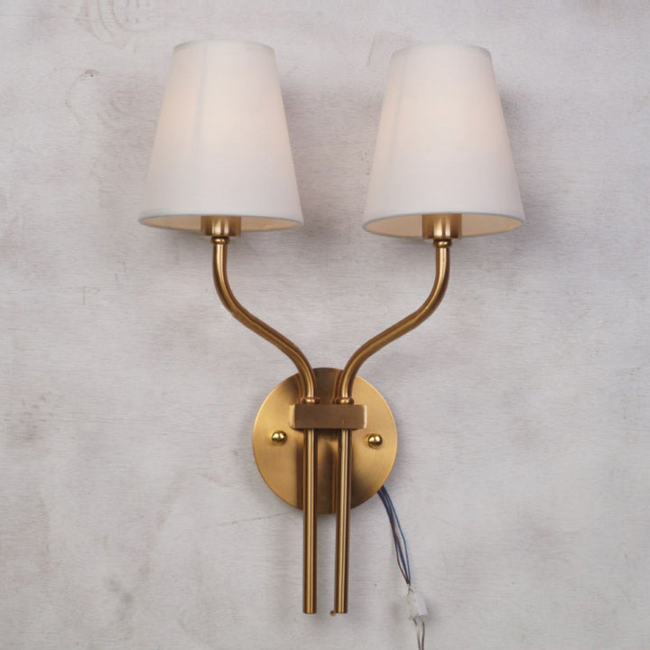Aplique de pared doble dorado, iluminación versátil que realza cualquier estilo hotel de lujo.
