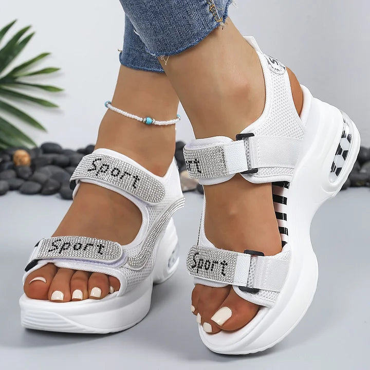 Moda verano: Sandalias de mujer con cristales brillantes, plataforma cómoda y estilo casual. Calzado ajustable.
