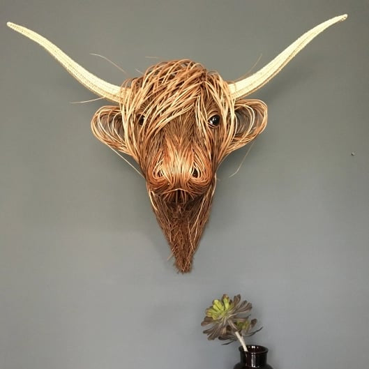 Escultura rústica de vaca Highland, arte texturizado para pared con detalles de animal.