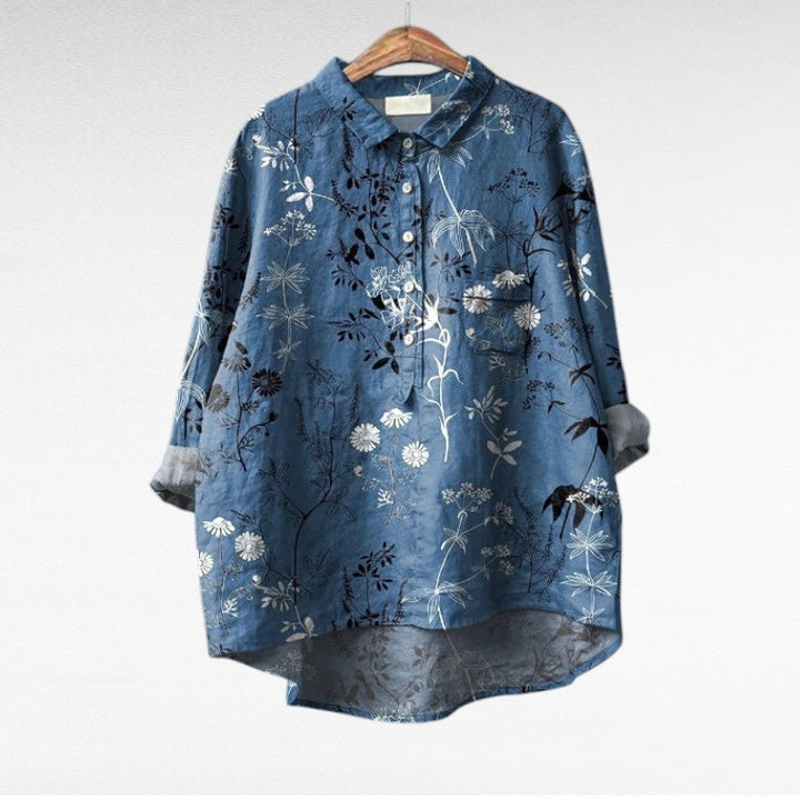 Mujer vistiendo blusa casual de verano estampada. Diseño elegante y cómodo, con mangas largas, ideal para el día a día.