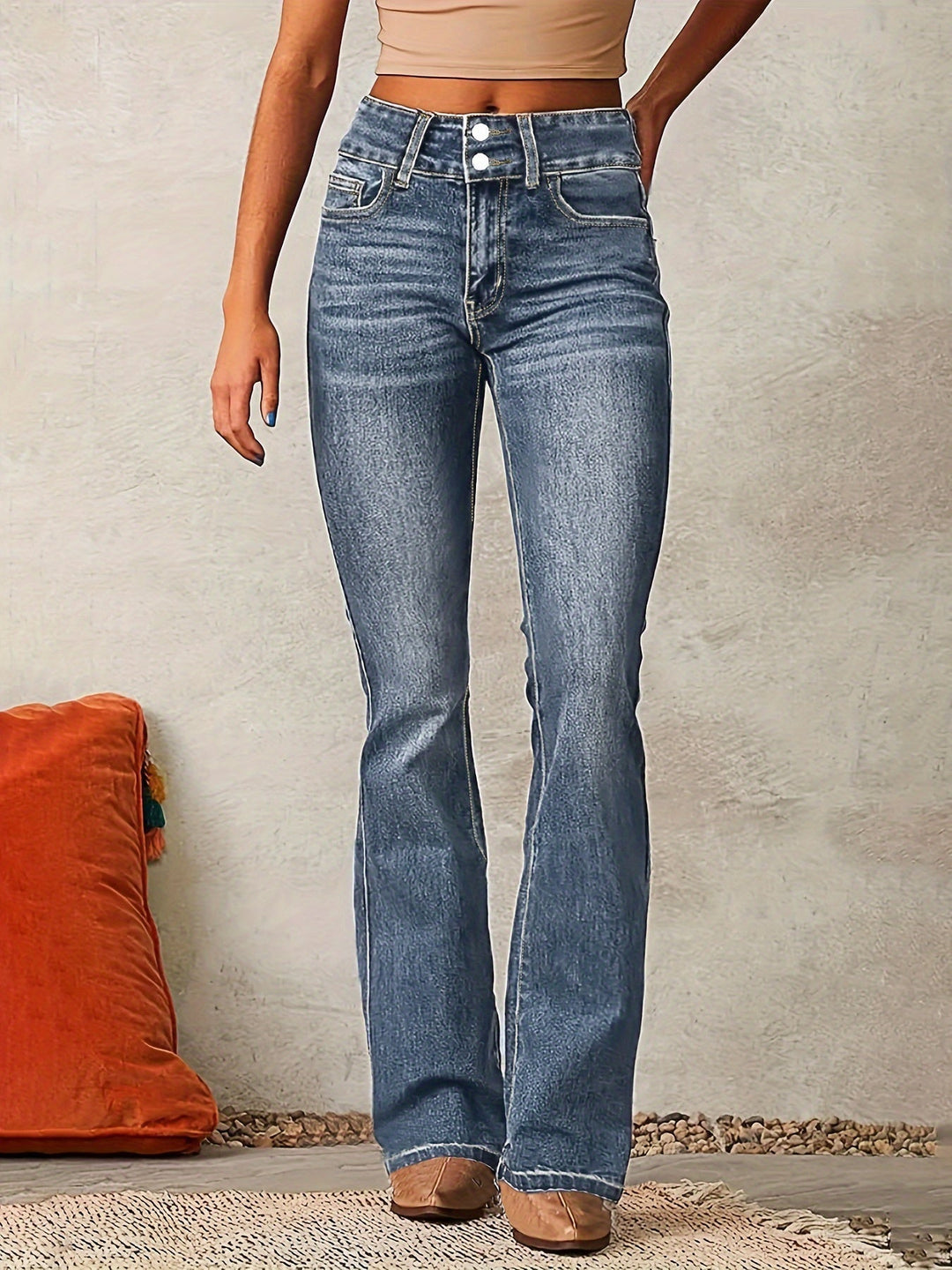 Pantalones acampanados de talle alto para mujer, con doble botón. Jeans que estilizan la silueta femenina.