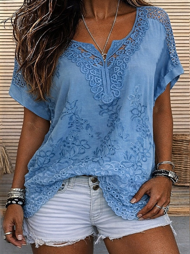 Elegante blusa de mujer con delicado encaje y escote en V. Perfecta para el verano, estilo romántico.