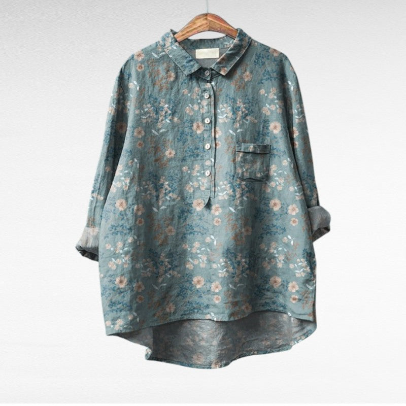 Modelo luciendo blusa de moda veraniega elegante. Estampada, con mangas largas, muy ligera y cómoda para mujer.