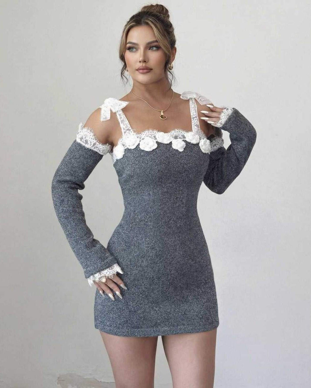 Vestido de cóctel blanco, mini y bodycon, de mujer. Mangas largas que realzan su diseño versátil.