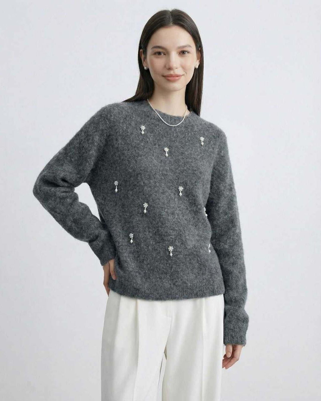 Suéter gris de cuello redondo para mujer, esencial de invierno. Versátil y cómodo.