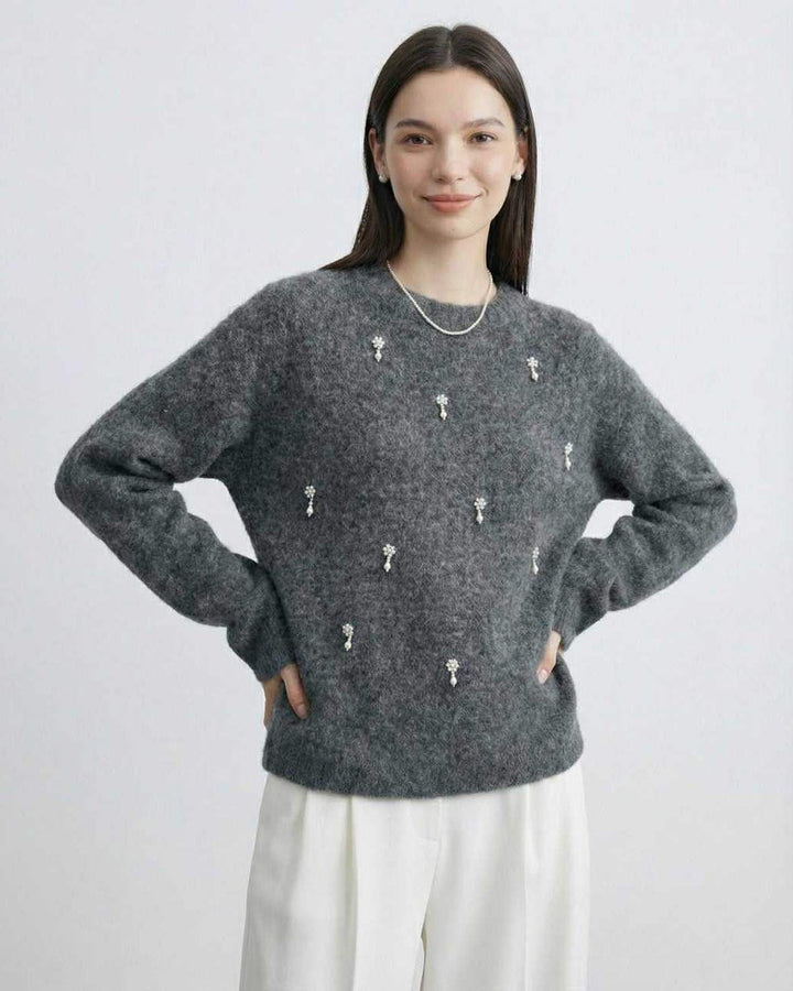 Moda femenina: suéter gris de cuello redondo. Perfecta ropa de invierno y otoño.