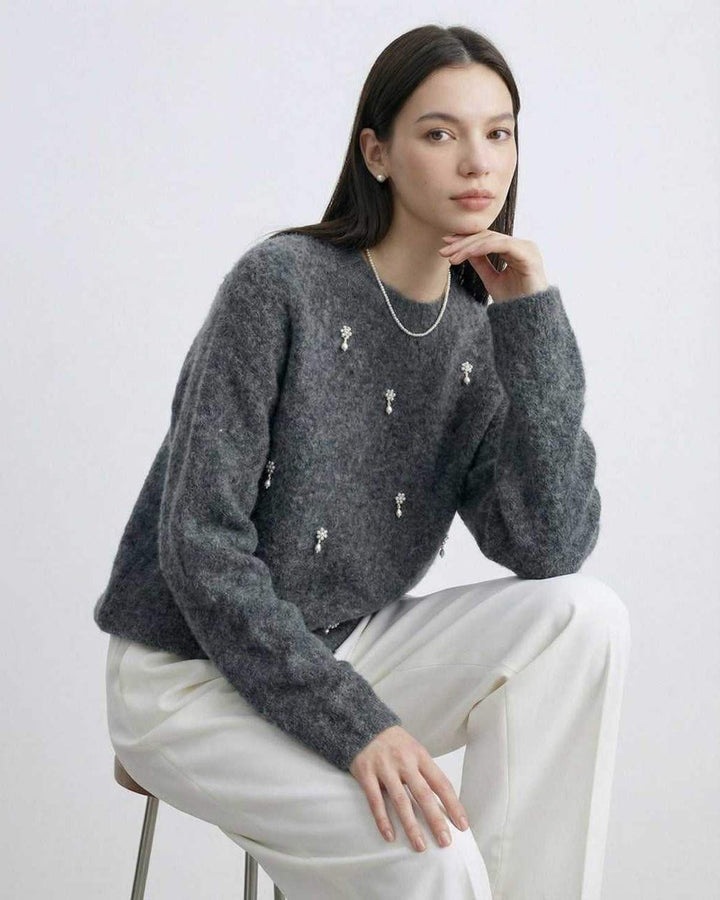 Suéter gris de manga larga para mujer, cuello redondo. Combina estilo casual y elegancia discreta.