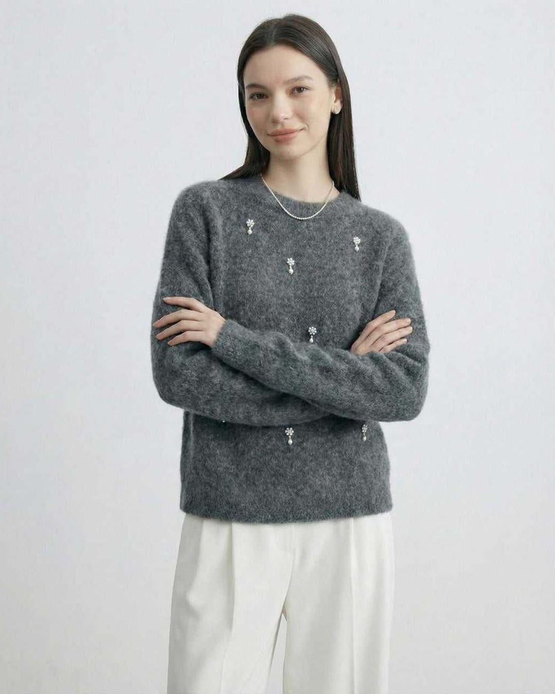 Suéter de punto gris para mujer, cuello redondo. Cómodo y chic para looks de invierno.