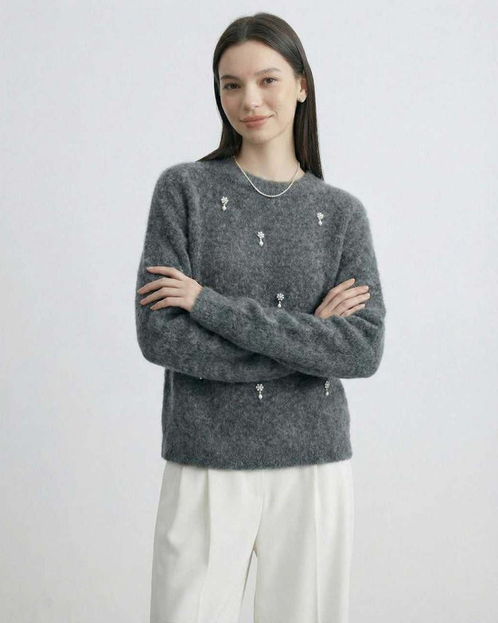 Suéter de punto gris para mujer, cuello redondo. Cómodo y chic para looks de invierno.