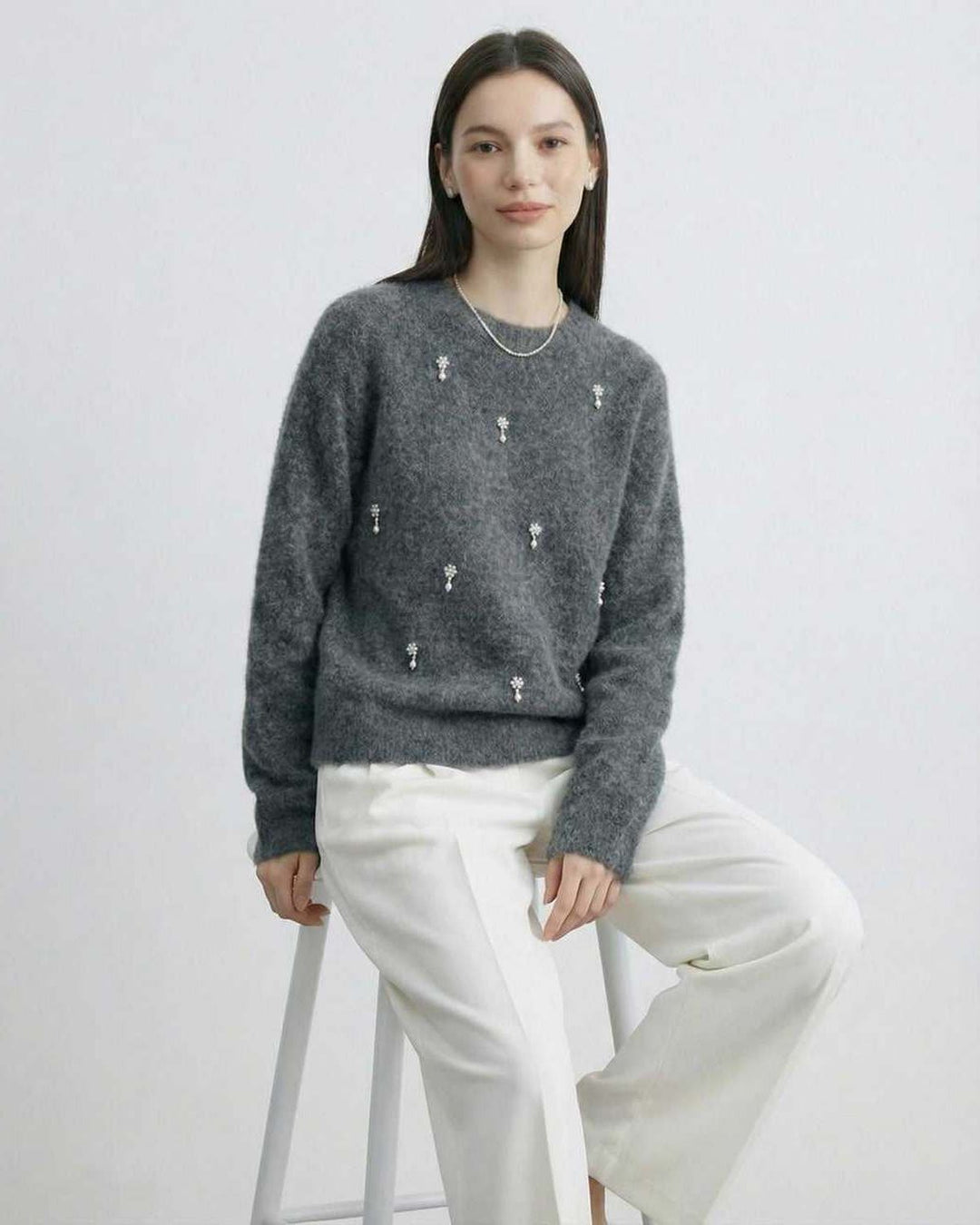 Descubre el suéter gris de cuello redondo para mujer. Tu pieza clave de ropa de invierno y otoño.