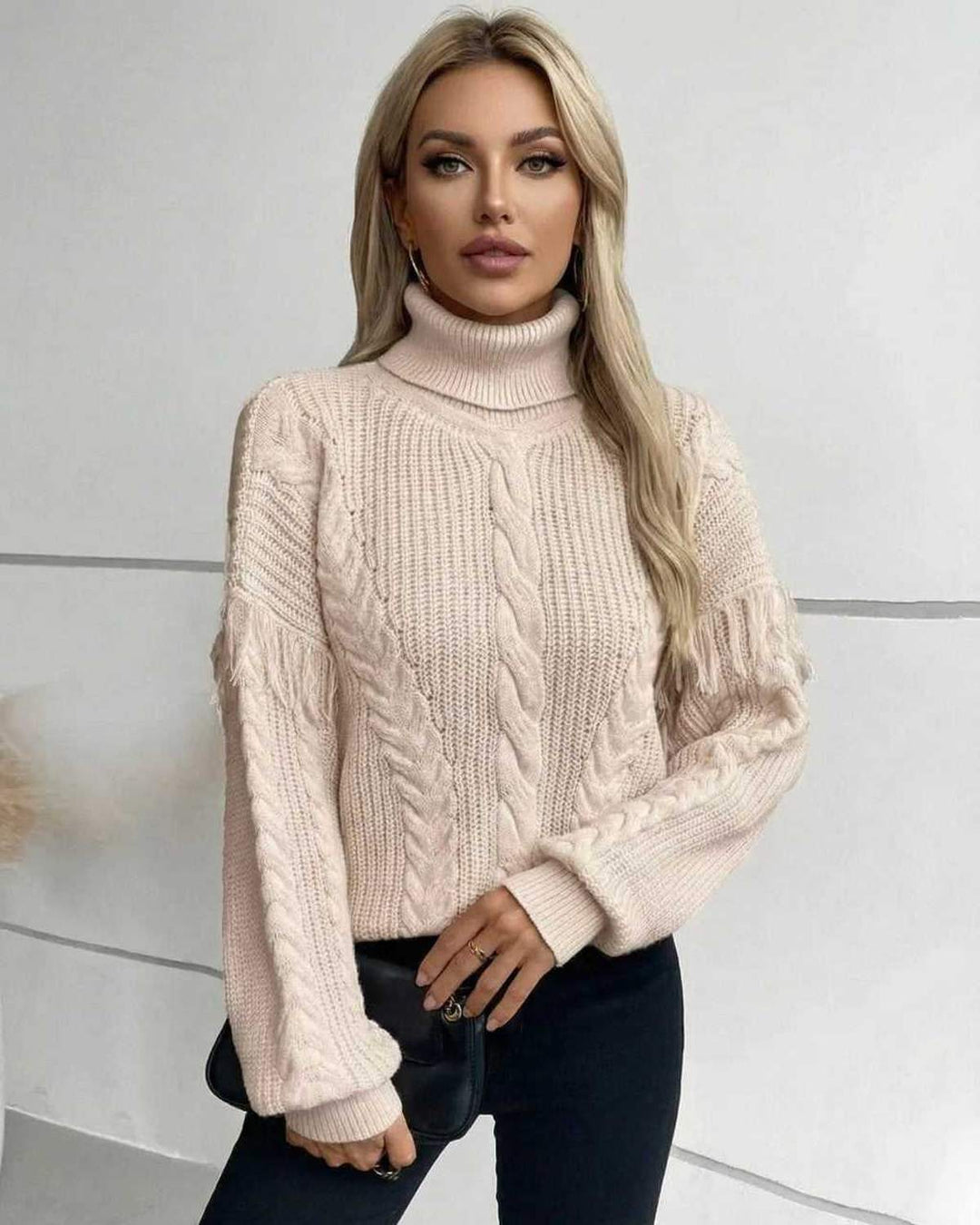 Suéter blanco de cuello alto para mujer, tejido cómodo de punto.