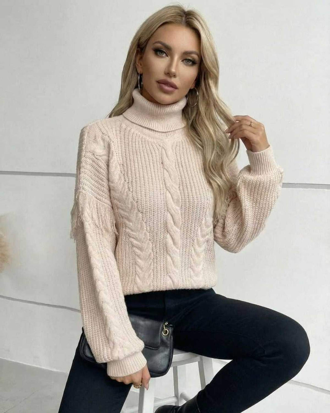 Suéter blanco elegante de cuello alto, tejido de invierno para mujer.