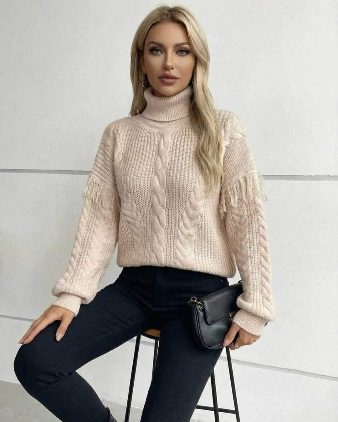 Suéter blanco liso de cuello alto para mujer, prenda básica y cómoda de otoño.