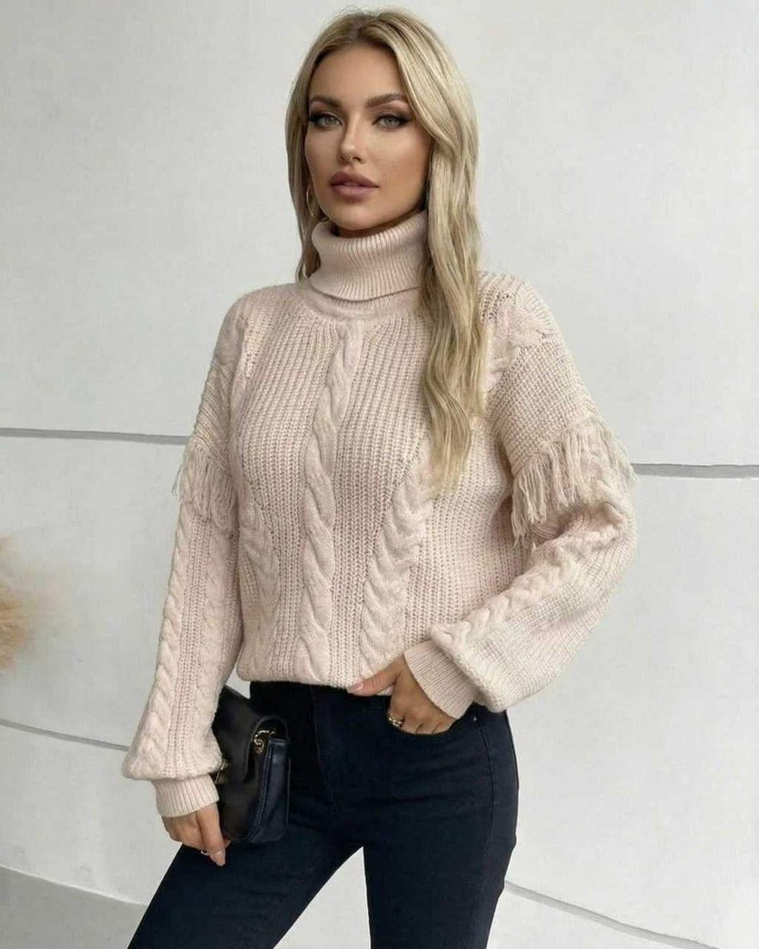 Suéter de punto blanco con cuello alto para mujer, manga larga y estilo casual.