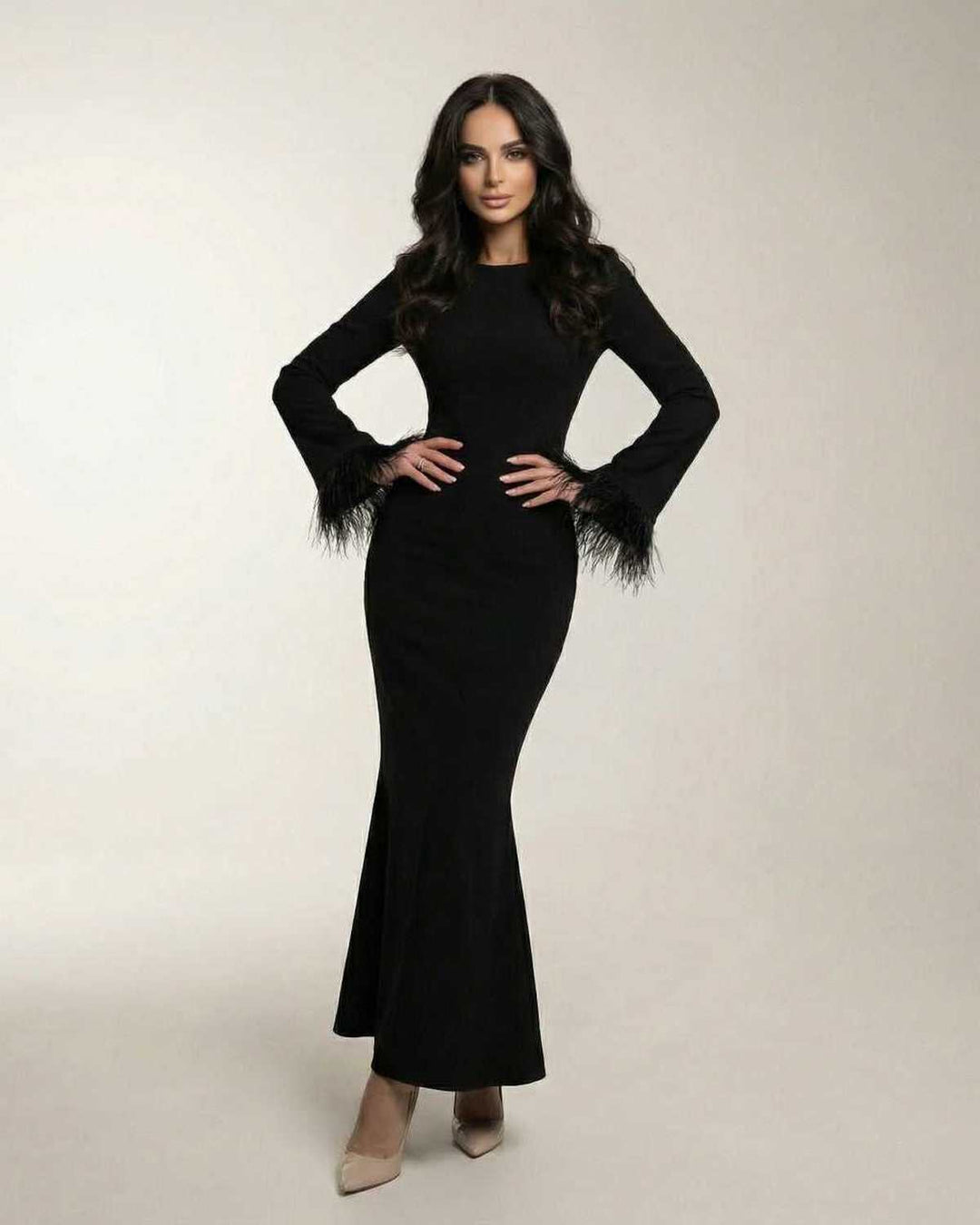 Vestido de fiesta maxi negro de sirena con puños de plumas. Diseño moderno y sofisticado para mujer.