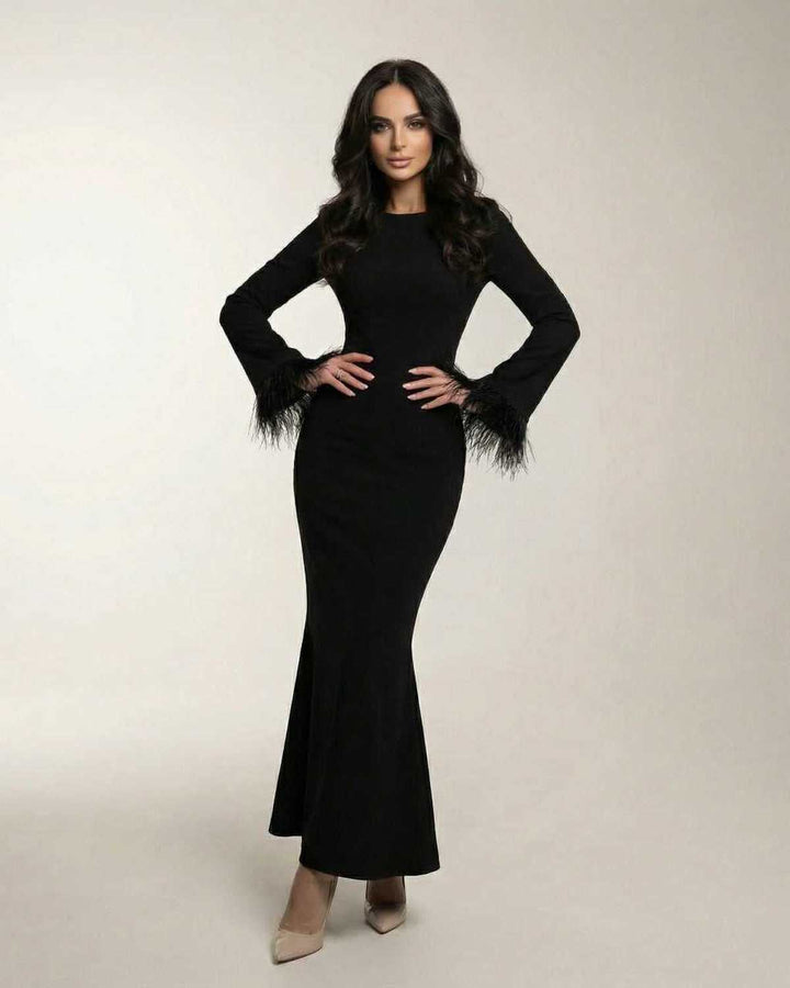 Vestido de fiesta maxi negro de sirena con puños de plumas. Diseño moderno y sofisticado para mujer.