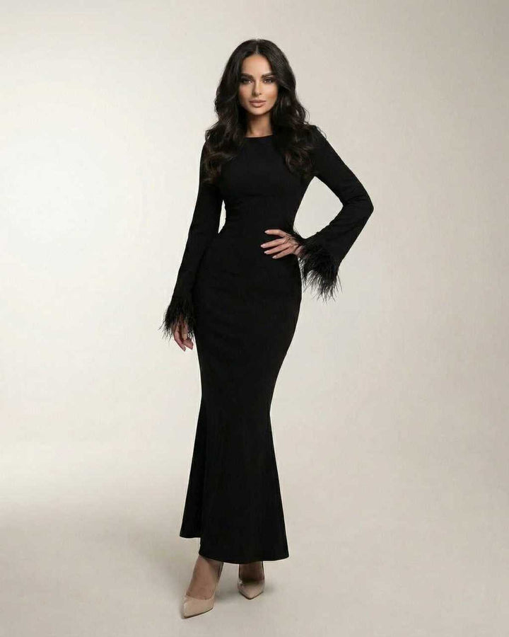 Elegante vestido maxi sirena para mujer con detalle de puños de plumas. Ideal para eventos y galas.